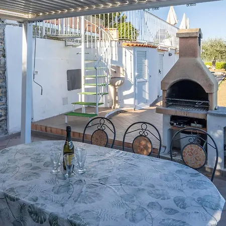 Vakantiehuis Caroline With Pool And View