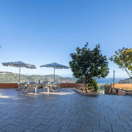 Caroline With Pool And View *