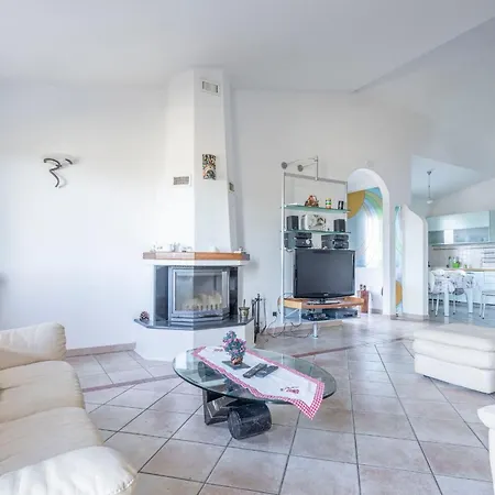 Vakantiehuis Caroline With Pool And View