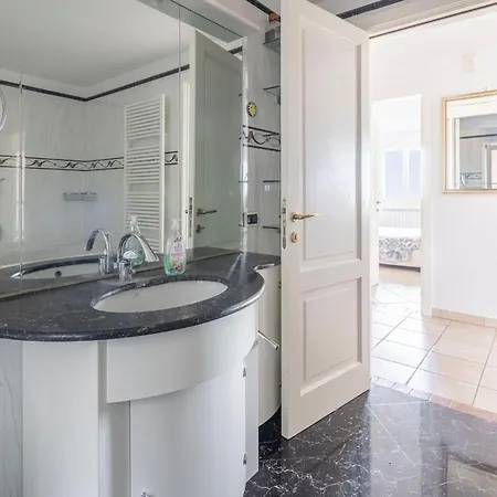 Vakantiehuis Caroline With Pool And View