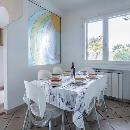 Caroline With Pool And View *