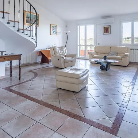 Caroline With Pool And View *